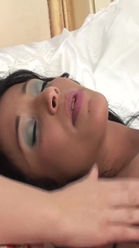 Lesbiană se întâlnește cu prietenele brunete 1_lesbian în lenjerie se trezesc excitate și se masturbează împreună