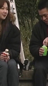黑发熟女在户外和幸运的陌生人疯狂调情