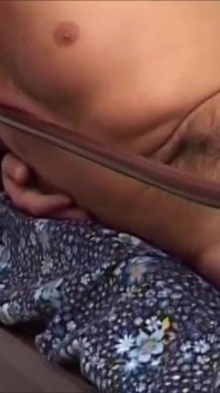 Vzrušující masturbace ptáka a kundičky ve stejné místnosti