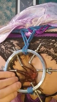 Seksi leylak Çinli elbise içinde anal dilatör kullanıyor aşırı anal