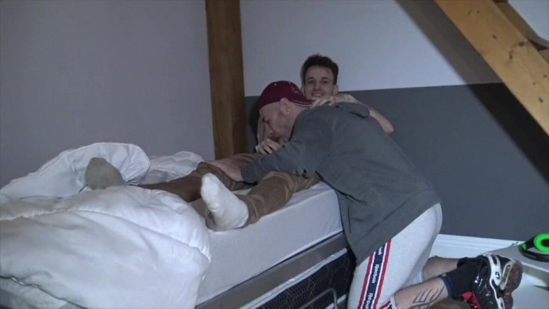 YOUNG FUCKED BY OLDER: Jess ošukaná twinkem mladším, než je on