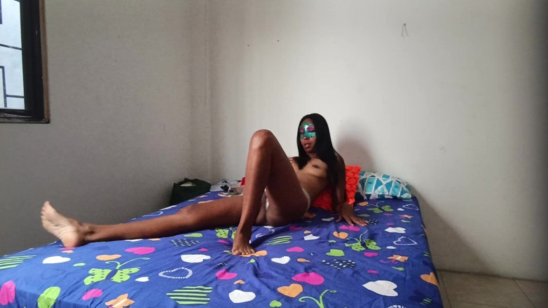 NEGRITA SEXY: Wanita India kurus dan berambut gelap menggembira dalam menyentuh tetek...