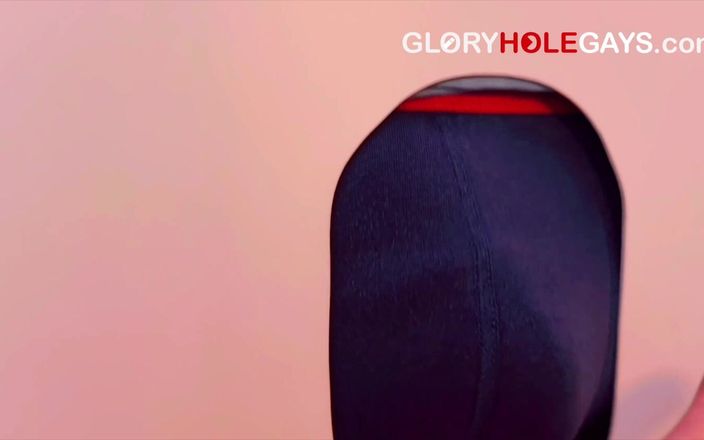 GLORYHOLEGAYS: 19-jarige studente probeert een kralen klinkende staaf in het kijkgat -...