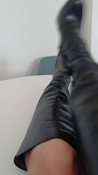 내 무릎 높은 부츠를 보여주는