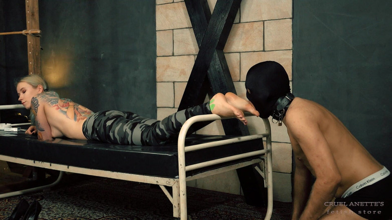 Cruel Anettes fetish world: 발바닥에서 침을 핥아