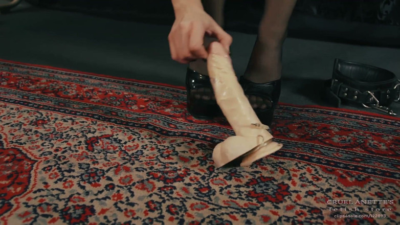 Cruel Anettes fetish world: Cbt - dildo verpletterend