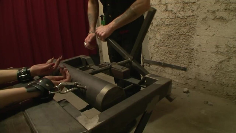 Absolute BDSM films - The original: Întindere umilitoare și lumânare care picură