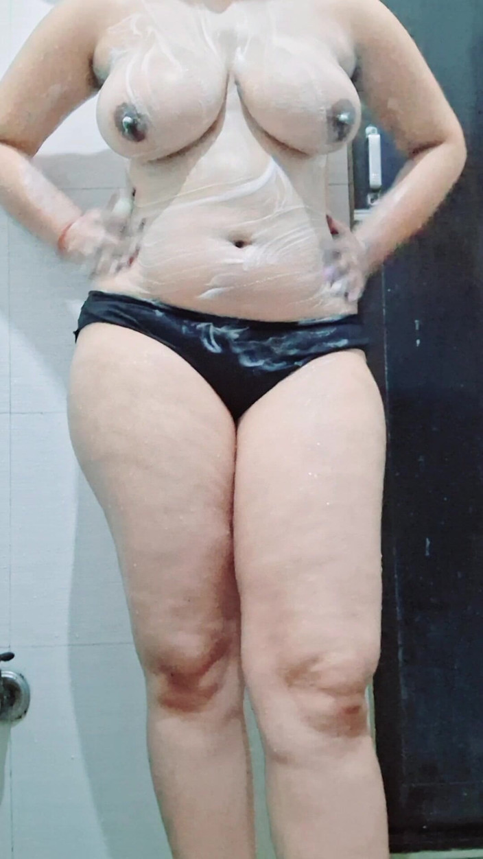 Riyathakur: Ragazza indiana calda si fa un ditalino in anale desi...