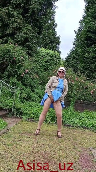 La donna musulmana fa un pompino in City Park, si toglie le mutandine e pippa, mostra la sua figa.