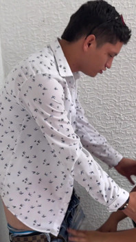 Hizmetçimi videolarımı izlerken kız arkadaşımla sevişirken buluyorum, ceza olarak ona sert bir seks yapıyorum