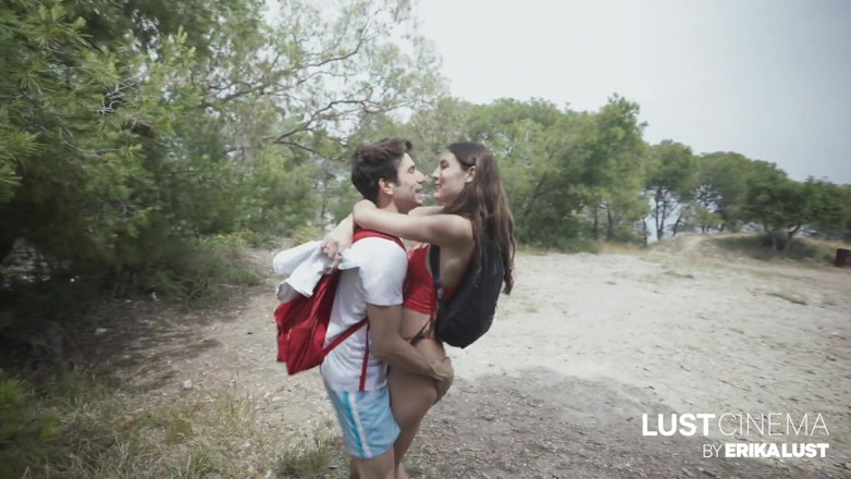ERIKALUST: Pareja de la vida real teniendo un trío al aire...
