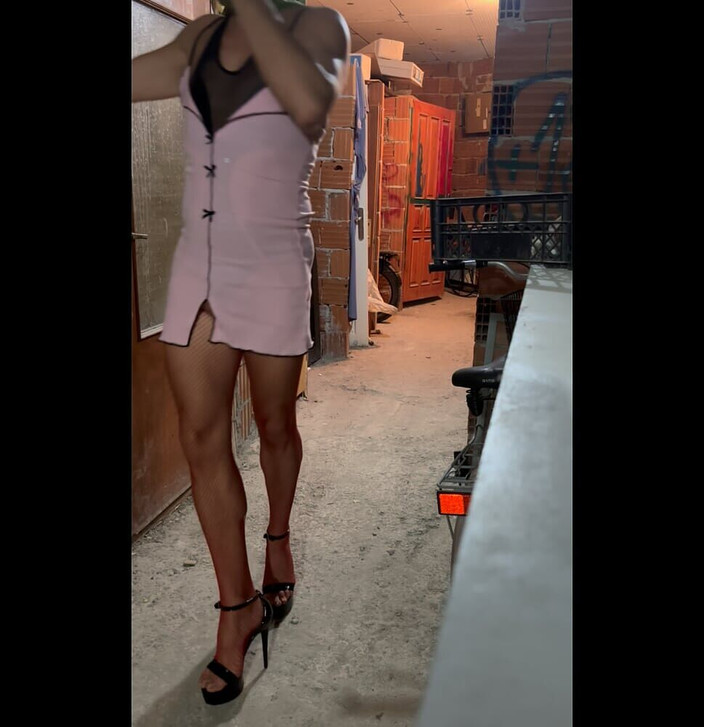 cd_aysemmm: 一个娘娘腔在建筑工地的公共场所里