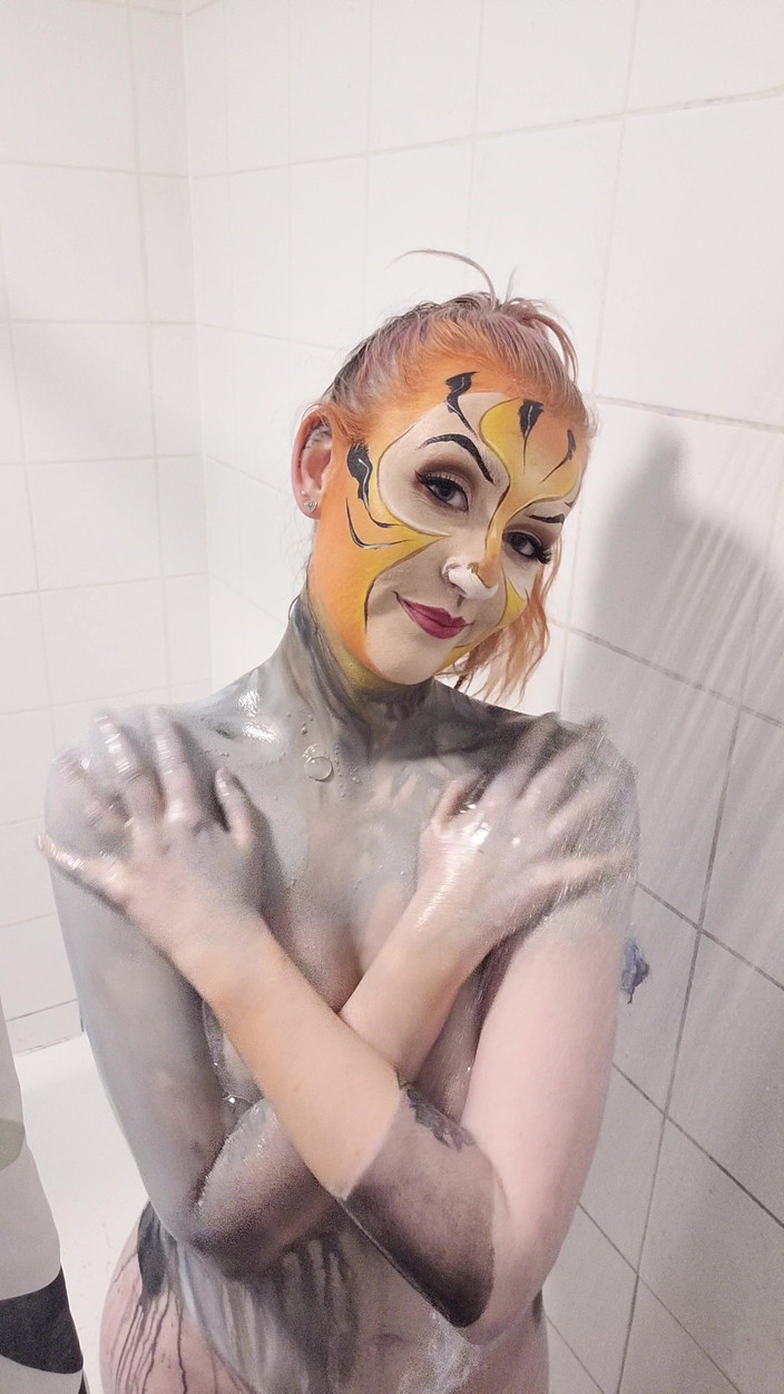 Em Yang: Thundercats Tygra odstranění barvy na tělo ve sprše