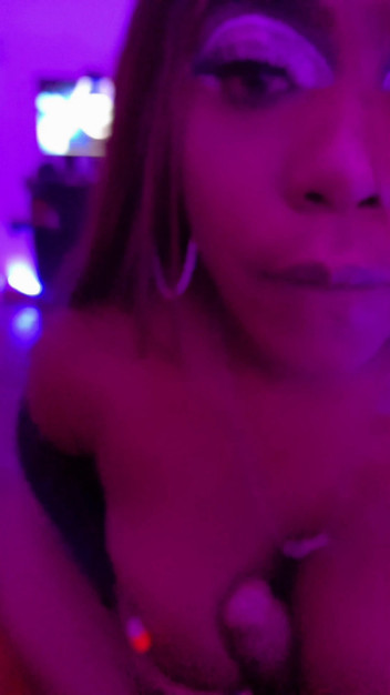 AndreaAndJean: Eboni bertetek besar berkongkek panas dan secara rahsia memberikan blowjob...