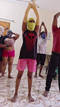 Un entraîneur de boxe et une étudiante baisent leur belle-mère et leur belle-fille