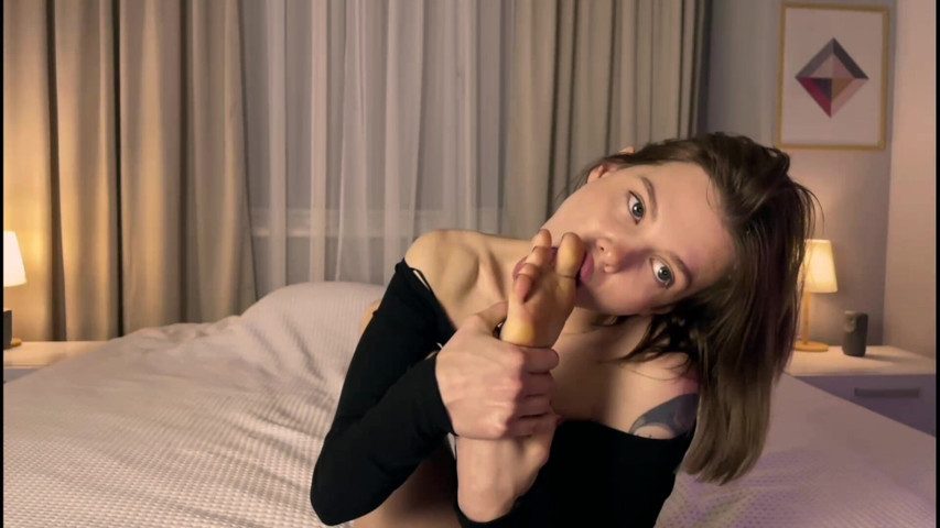Flexible Teen Licks Her Beautiful Feet (Ani Butler)