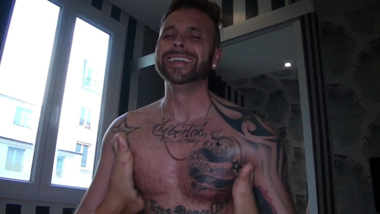 Gaybareback: Pornohvězda s tetováním šuká surovým způsobem v hotelu