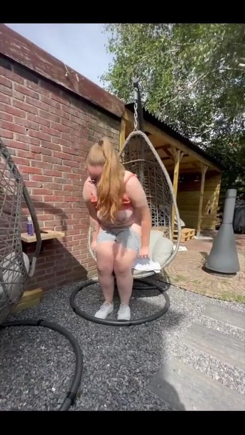 Naughty Mila: Kendimle oynuyorum ve işiyorum