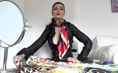 Lady Victoria Valente: Zkouším nové saténové šátky na krku - a jsi v honění!