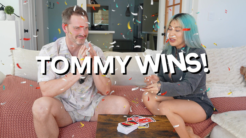 Tommy Wood XXX: Big Ass Latina che gioca nuda Uno e Twister su...