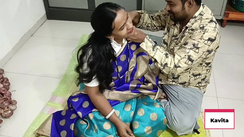 Kavita _zawazawi: Futai indian desi real făcut acasă cu Tatya în sari, Lins...