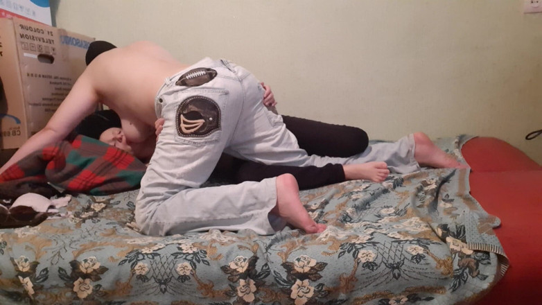 Lesbian-candys: În timp ce mama mea vitregă se freacă de mine, îi...