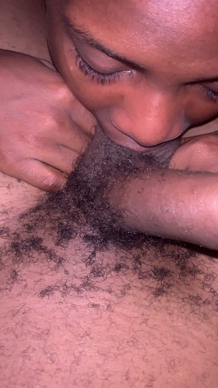 DivaHouz: 한밤중에 내 방으로 몰래 들어가는 발정난 아프리카 십대 메이드