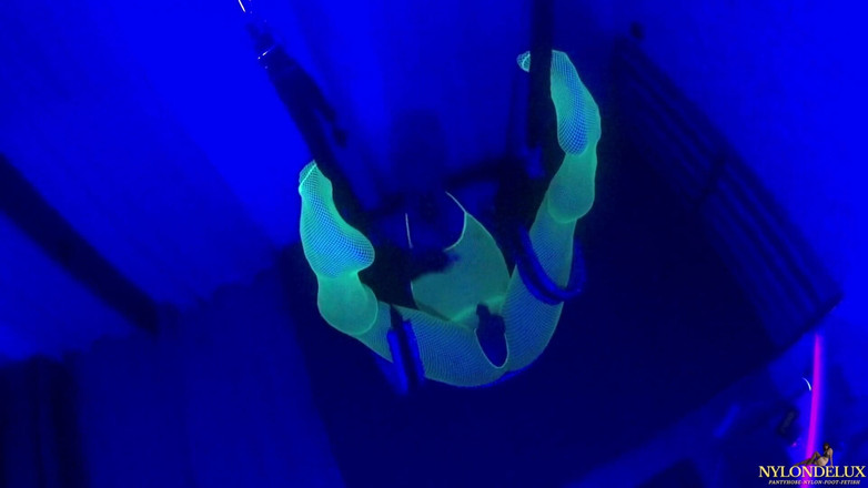 Nylondelux: Sex Swing Fantazie V Neonové Punčochy
