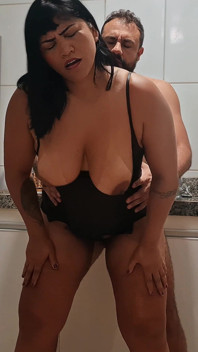 Hotwife in zwarte leren jurk: liet haar grote kont zien en nam een lul in de keuken