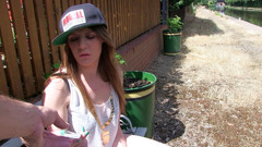 Kinky Porn Freaks: Samatha Bentley berkencing di luar rumah