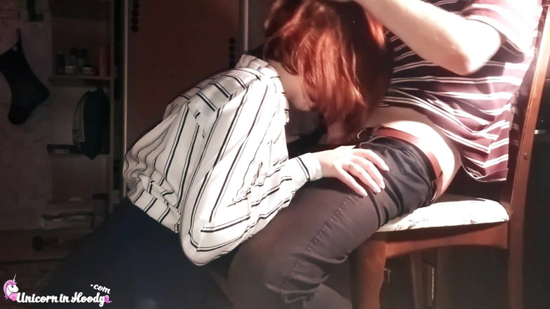 Unicorn In Hoodie: Giovane classe gola profonda e sesso duro - sborrata sulle tette