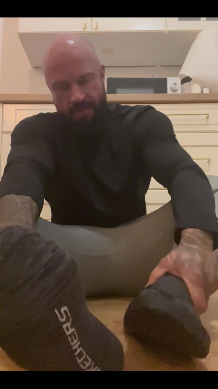 Jasons feet: मैं तुम्हें बदबूदार फ्लिप फ्लॉप सूंघता हूं