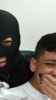 Cewek ini Meninggalkan Pahlawan Konyol Yang Tak Berdaya dan Dipermalukan Dalam Rekaman Seks BDSM!