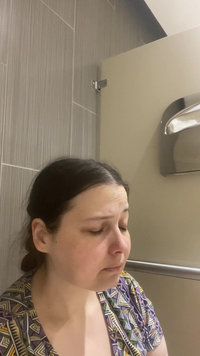 MissChrystalline: Orgasmo na cabine do banheiro