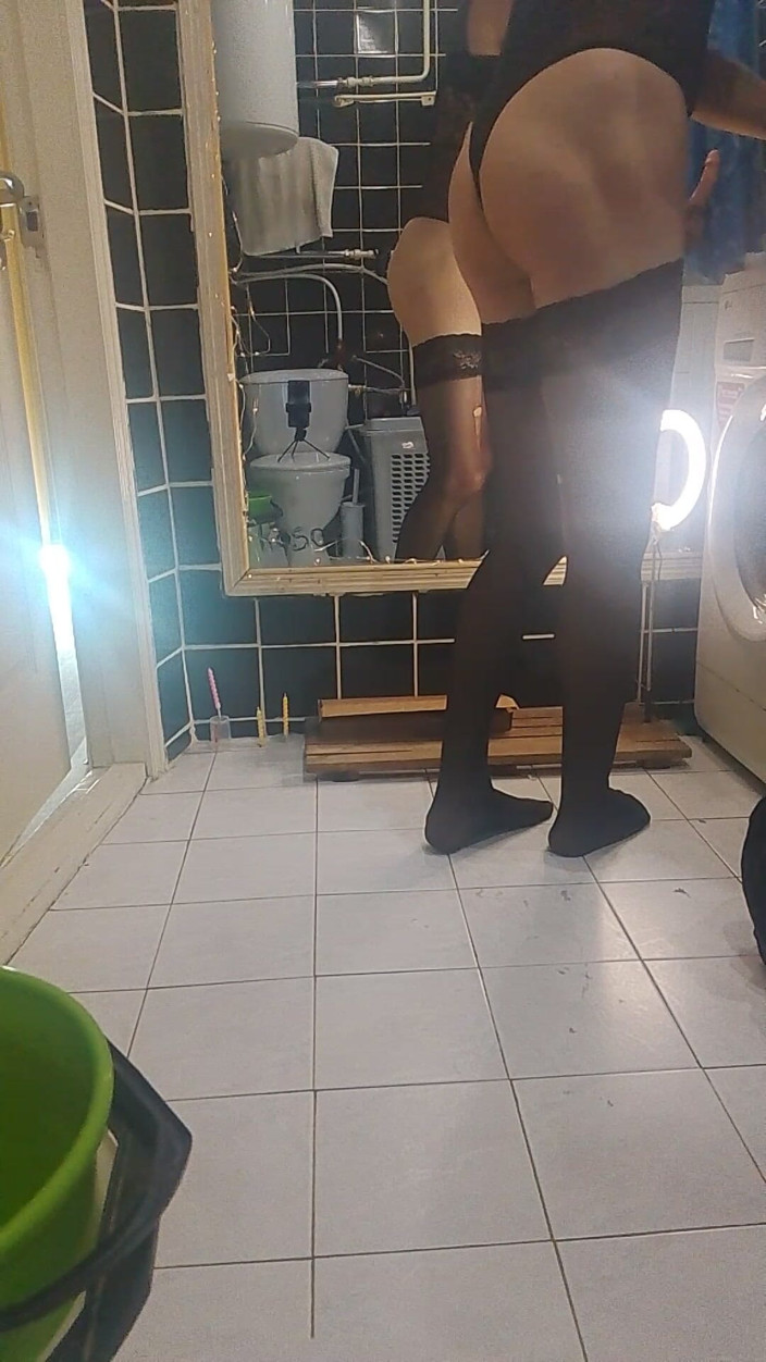MilaFemboyUA: Se joacă în toaletă