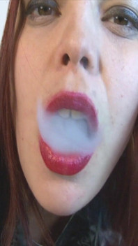 Me lo accarezza mentre fumo