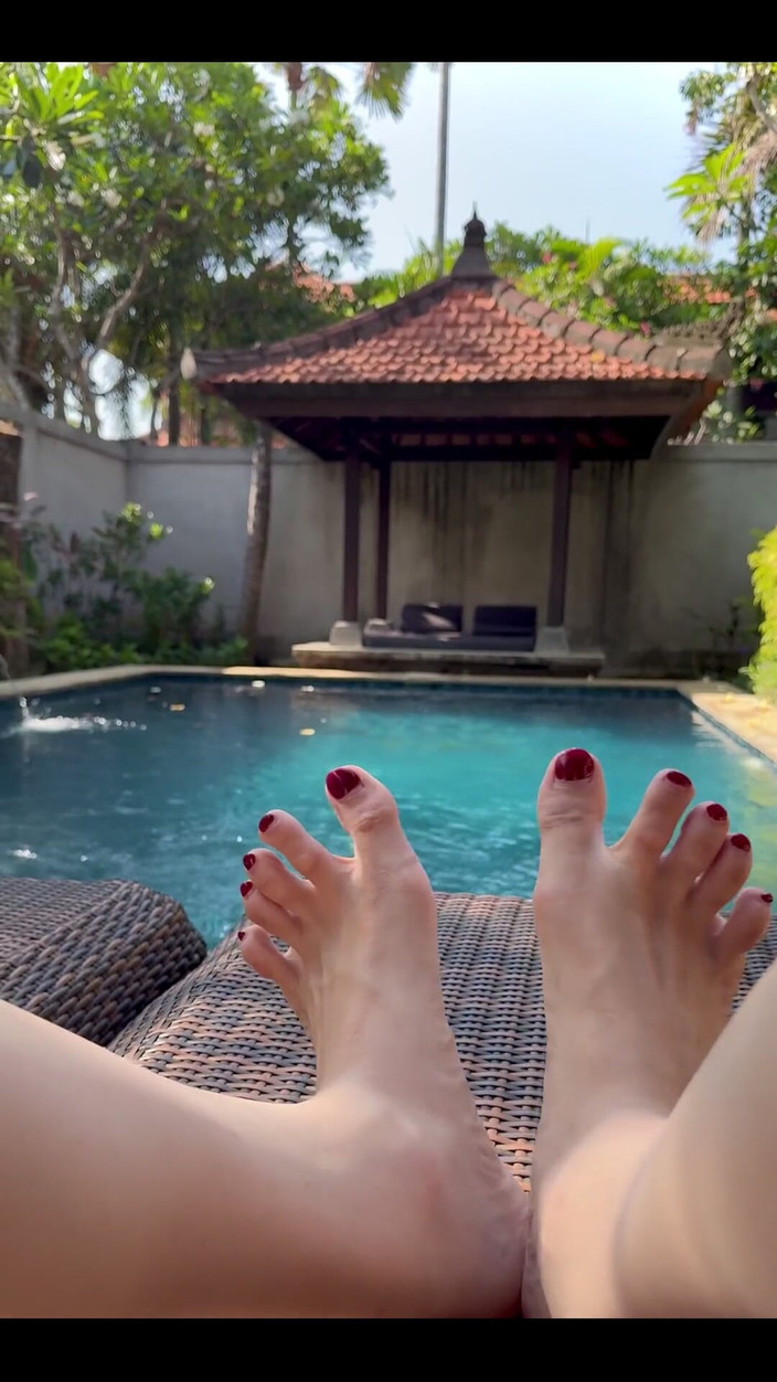 Aerie Rei: Selamat pagi. Video ini khusus untuk para penggemar kaki!