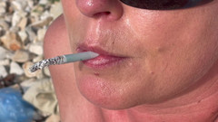 Aqua Pola: Kouření cigaret na pláži