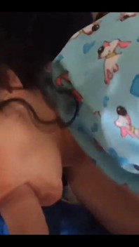 Macecha MILF je ráno probuzena ptákem jejího nevlastního syna, který chce, aby ho vykouřila