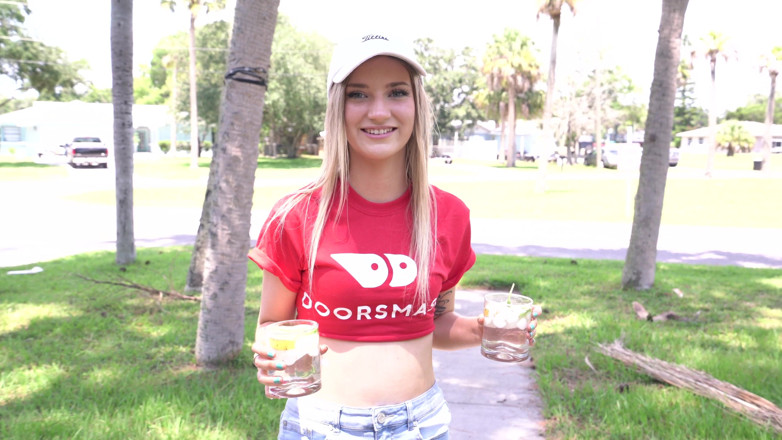 Doorsmash: Blonda Daisy Lavoy își oferă pizda strâmtă unui rege însetat