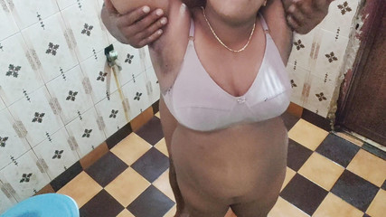Realmallucouplevlog: Mallu menina brincando no banheiro