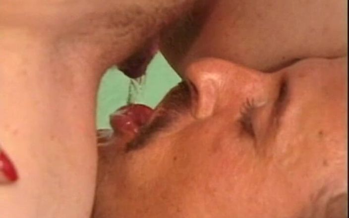 Pissing Experience: 男人和他的女士的尿液浸透冒险 #1