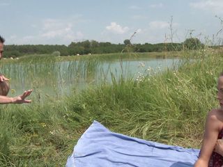 Outdoor Fucktivities: 湖畔で私のタイトな肛門を伸ばす