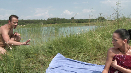 Outdoor Fucktivities: Estique meu ânus apertado à beira do lago