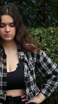 Dolce e tettona ragazza russa che fuma una sigaretta in natura