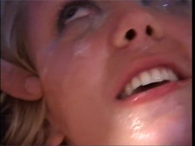 Shemale World: Sehr heiße orgie mit einer geilen transe wird geblasen und...