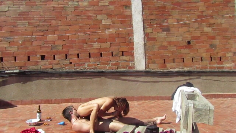 Magia Rosa: Coppia amatoriale scopa sulla terrazza, sesso all'aperto