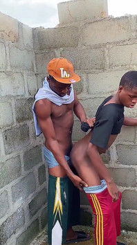 Seu Meio-irmão Fodendo Ele Em Um Prédio Descomplicado..