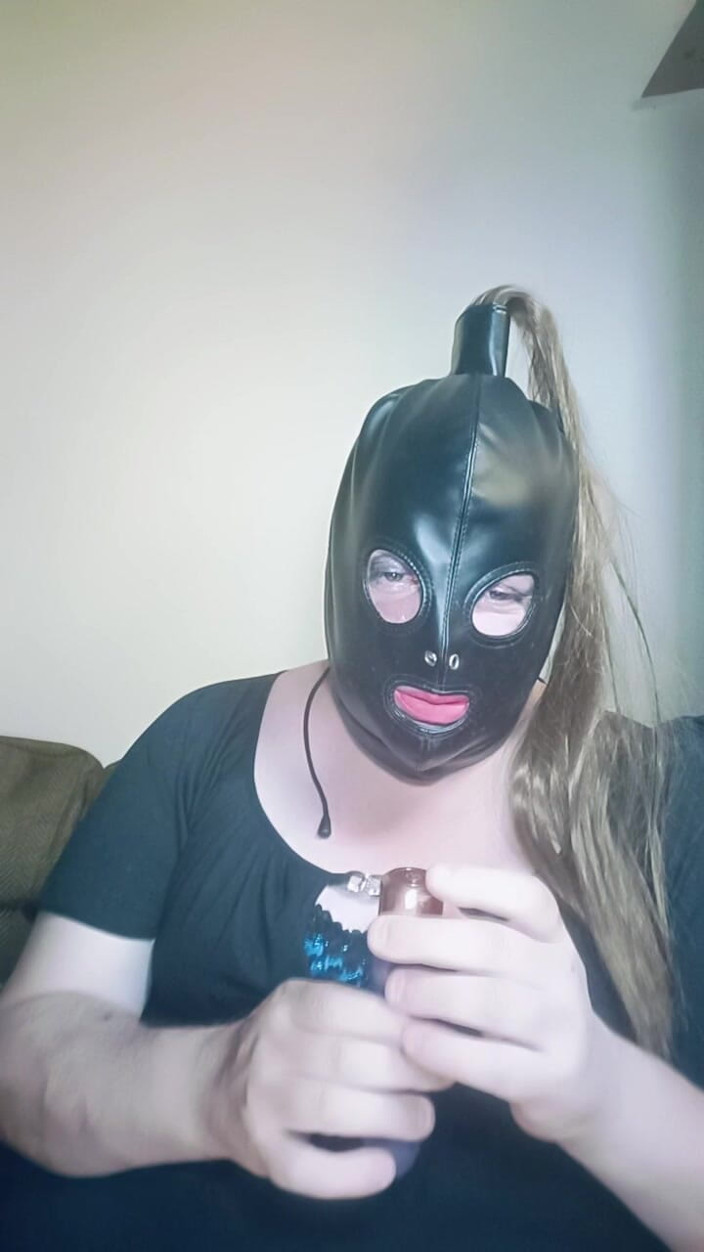 Stephanie-Nicole-TV: Stephanie-Nicole prueba sus manos como una crítica de juguetes sexuales