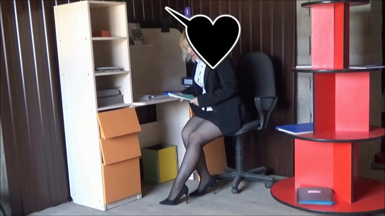 Nylon-Heels: 스타킹을 입고 팬티를 입은 사무실 여자
